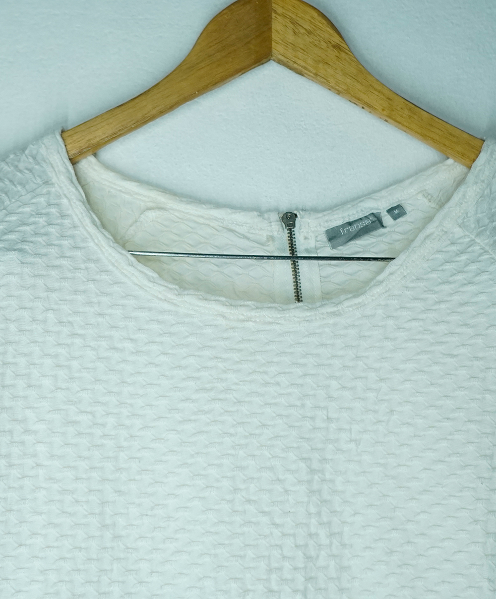 Chic White Textured Top - Image 2