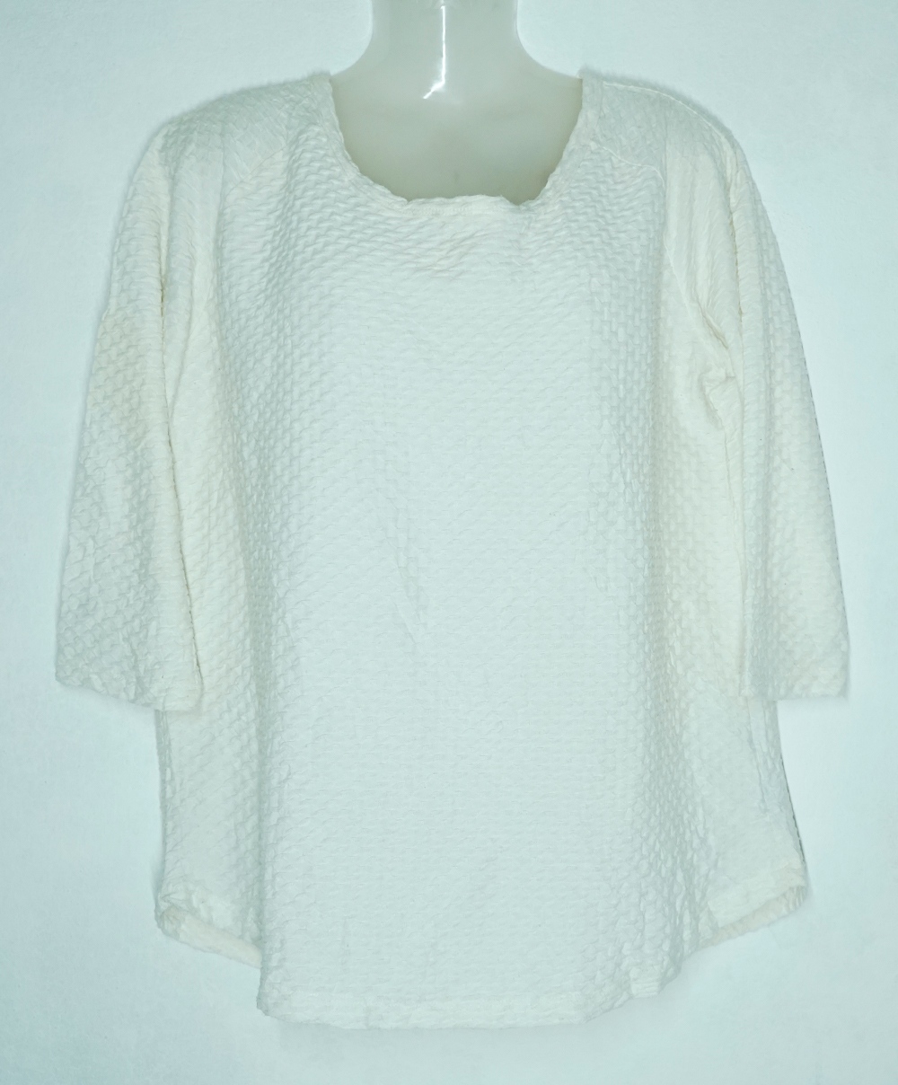 Chic White Textured Top - Image 4